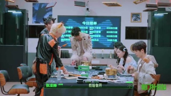 吃饭上菜环节从头忙活到尾爱神基操还在普照大地 .