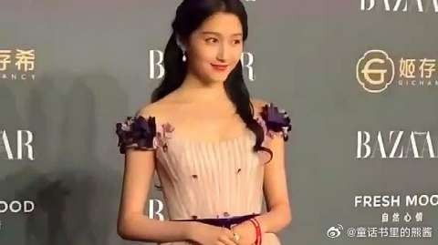 关晓彤披肩发配粉色裙,这么可爱难怪鹿晗会喜欢!