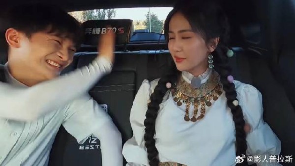 周深实名认证白鹿是节奏大师! 白鹿随口唱的一句旋律周深都能接上,太默契了