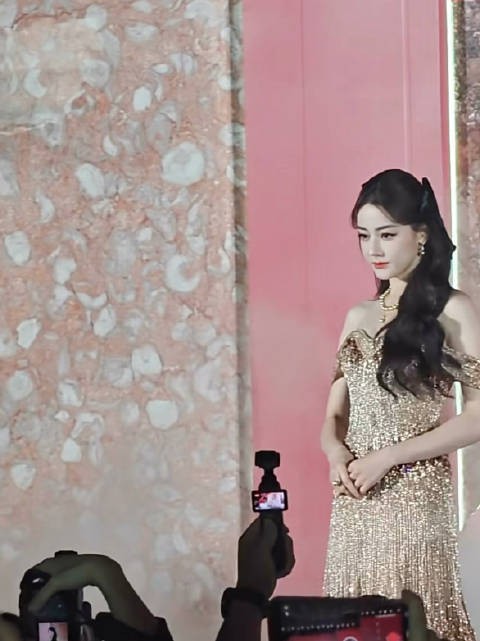 现场的热巴 生图太美了 好多人啊 都拿着手机拍