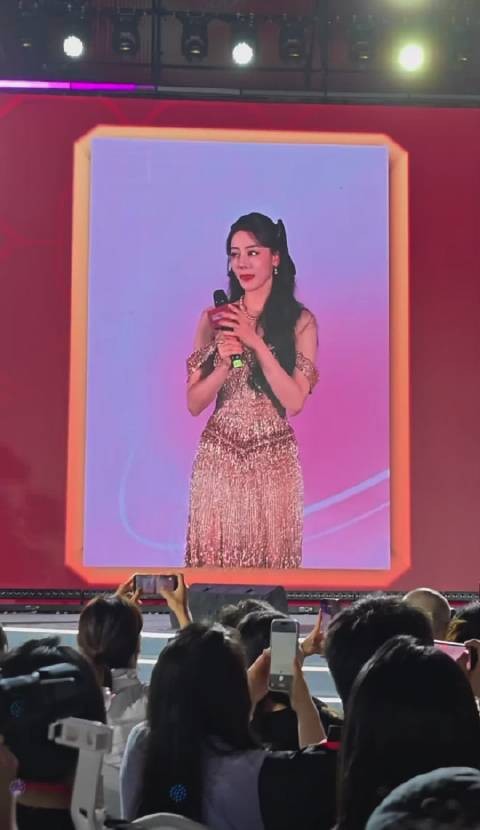 迪丽热巴冠珠活动用粤语打招呼,品牌方变粉丝见面会