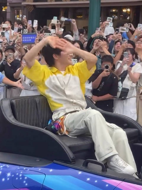 感觉安全带要捆不住孩子了