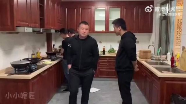 岳云鹏5套房换来的家庭地位，聚餐姐夫们做饭他双手插兜