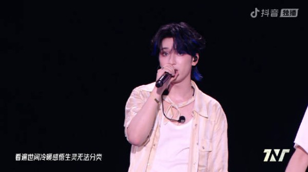 严浩翔《别怕变老》舞台cut 开头正确,音色绝配好好听!
