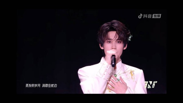 张真源solo 舞台《相思锁》副歌的部分好好听啊