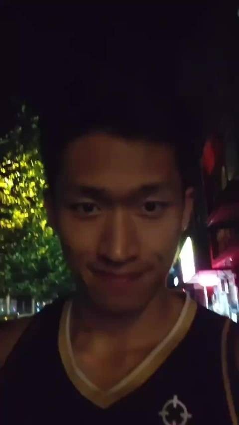 我只想知道，他脖子上的草莓是哪个死丫头种的？