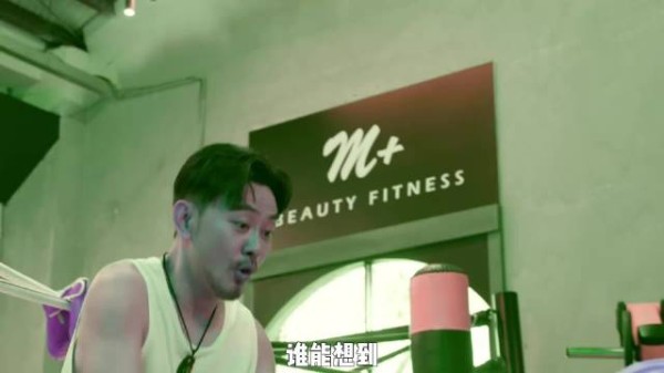 妹子正专心举杠铃塑形，旁边几个男人动了歪心眼