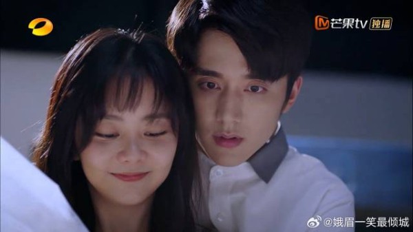 李尖尖摇摇头哄贺子秋,让他愣神,给蛋糕裱花都出错