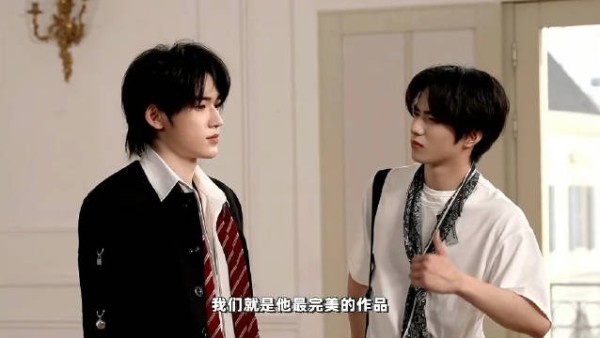 刘耀文小心翼翼给宋亚轩化妆，满眼认真温柔