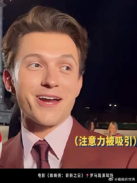 在红毯上接受采访时也会想着对方