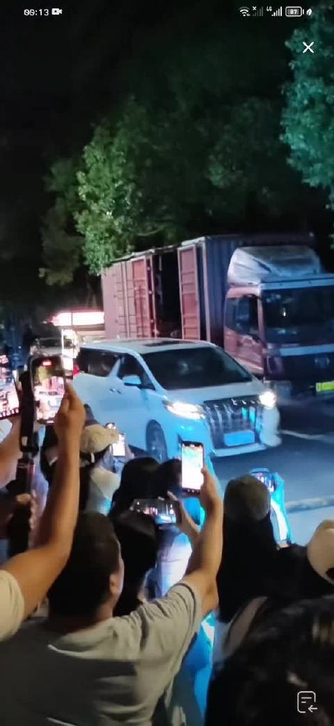 OK，今天又是蹲直播间的一天，但是背光，黑黑的