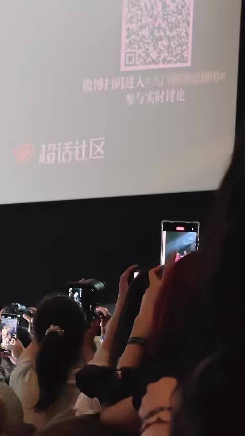 陈伟霆复刻九门名场面,黑蓝新中式配单边耳钉