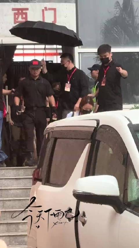 迪丽热巴裙子内搭牛仔裤,支持穿衣自由