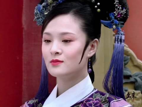 曹贵人的宫斗手段跟皇后华妃比差点意思,但是在九门里可真是进步了