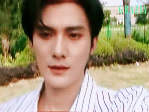 江衡李沛恩红秀双人封面风衣落日大片