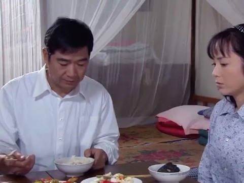 影视剧中佟志妈妈让文丽吃糊饭