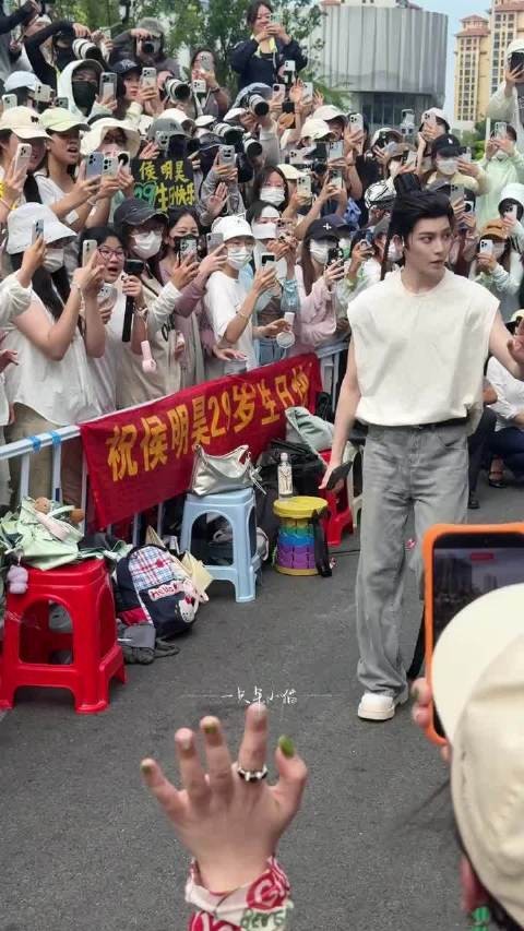 侯明昊帮粉丝捡风扇,也太暖心了吧!
