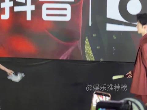 吴谨言陈哲远走秀较劲，气场碰撞眼神拉满