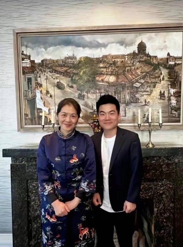 双向成就!董宇辉带货百万册《额尔古纳河右岸》,一本书藏着作家半生悲欢