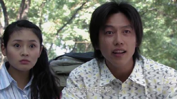多多逃学跟着黄毛练摊，怎想父母一来，他立马溜之大吉