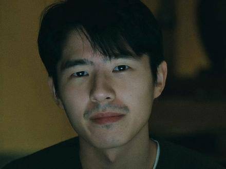 “终于将你淡忘的刹那，你却悄然闯入我的梦境”
