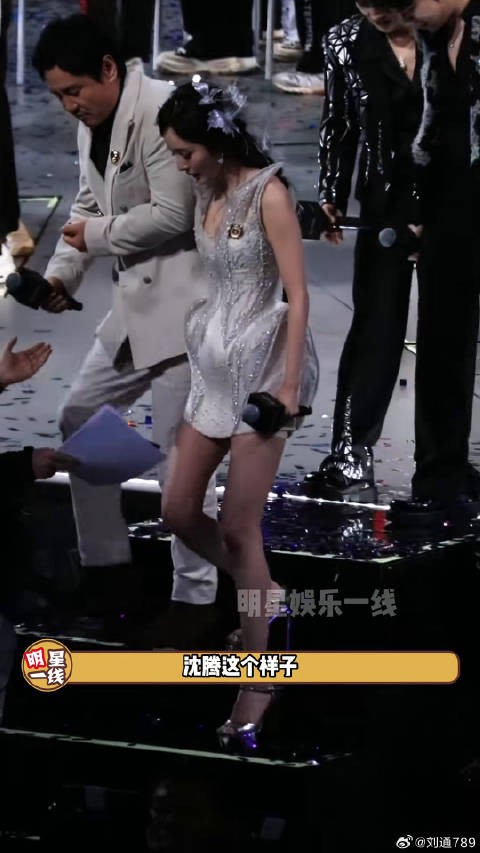 沈腾扶杨幂下楼梯,谁扶谁引调侃
