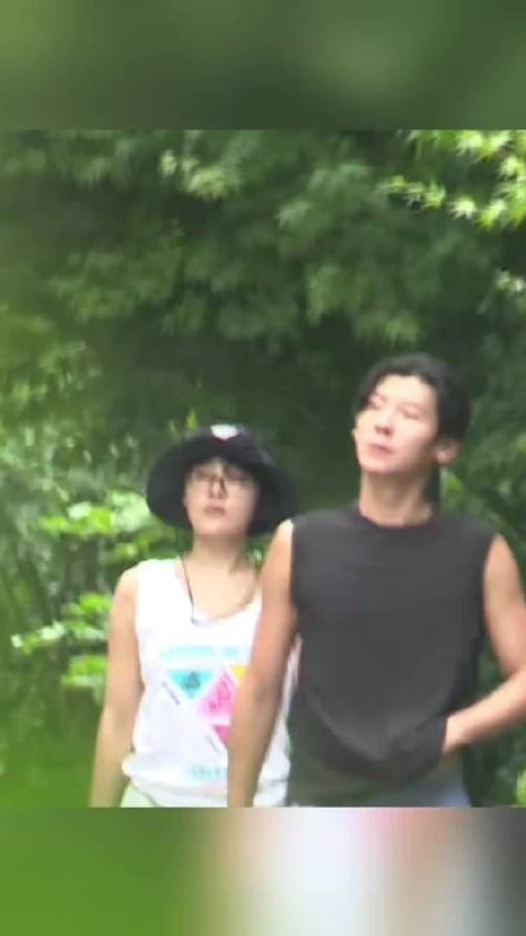 蒋奇明与妻子崔恩尔外出，素颜背心短裤甜蜜挽手