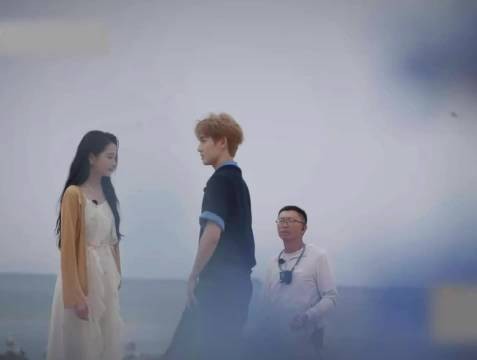 李昀锐调侃关晓彤假睫毛像蜘蛛腿，温柔帮忙取下
