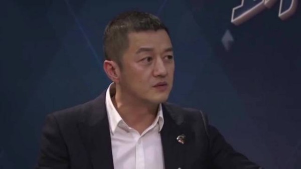 54岁李亚鹏云南民宿开业，周杰亲自到场支持，两人同框为新店剪彩！