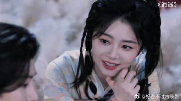 妖王想和肖遥双修，怕她遇到危险给她能召唤自己的私物
