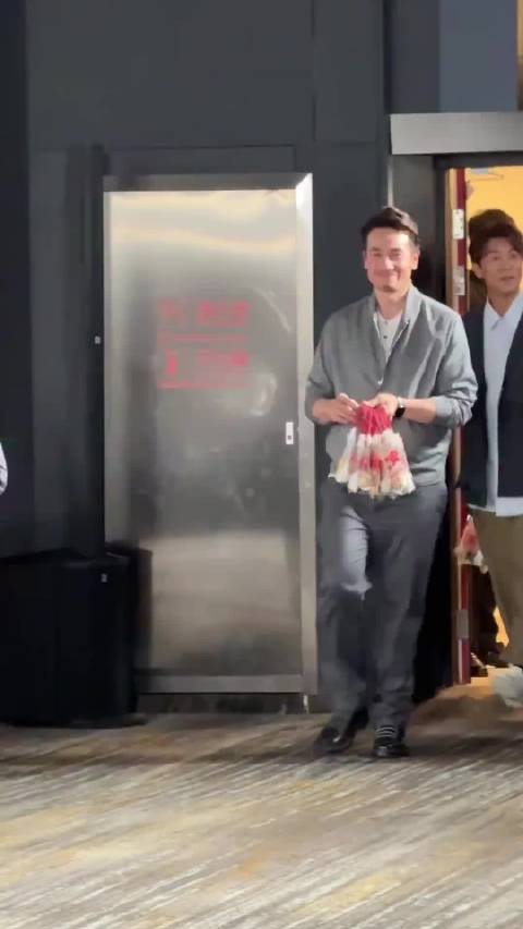 53岁的陈豪,本人很随和,貌似穿着自己的衣服就来扫楼跟观众见面会了