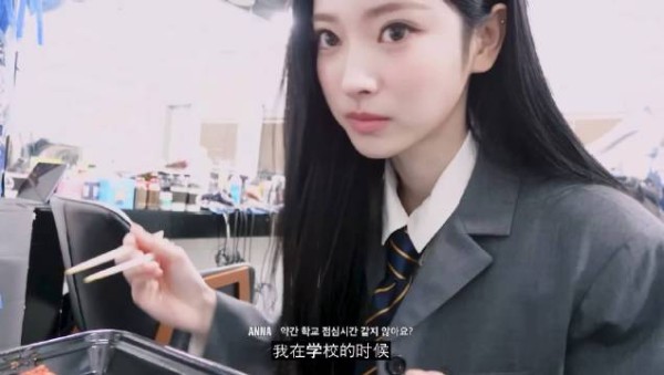 不喜欢一边吃饭一边做其他事情，只是单纯地享受着吃饭，此事已有记载