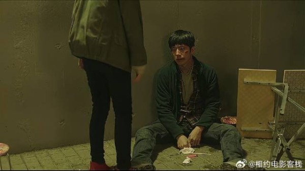 见清夜市打架,没想到小晓怒了,上去直接给他一耳光