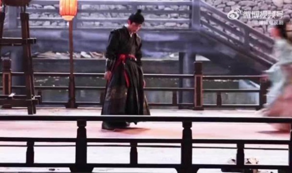 邓恩熙雪中滑跪拥抱，肢体情绪扑面而来