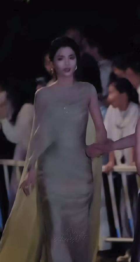 我很少用“走路好看”形容一个女人，除非她走路真的很好看！