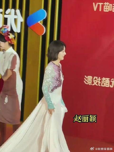 赵丽颖 短发白裙亮相飞天奖红毯