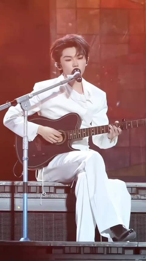 马嘉祺夏天演唱会十八宫格，满分帅气小马哥上线