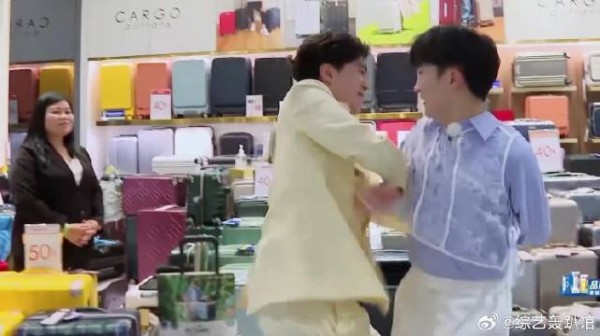 谁能想到范丞丞竟然是背叛者！ 突然暴起偷袭周深，周深站在原地一脸懵