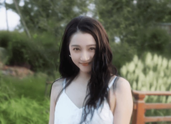 关晓彤绽放甜美笑容,心情大好。