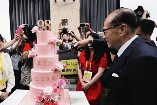 日赚1.67亿，续居六届首富宝座！98岁李嘉诚低调庆生，早年这两张底牌让他赢麻了