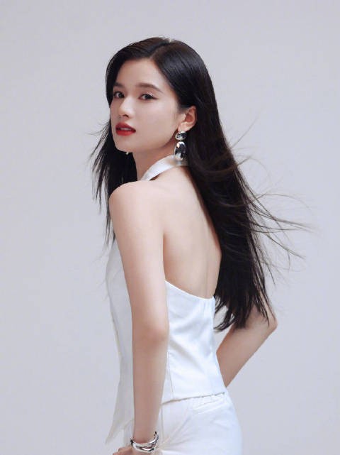 张婧仪这套造型完全霸道女总裁啊 有没有什么霸总本子给婧仪递一个