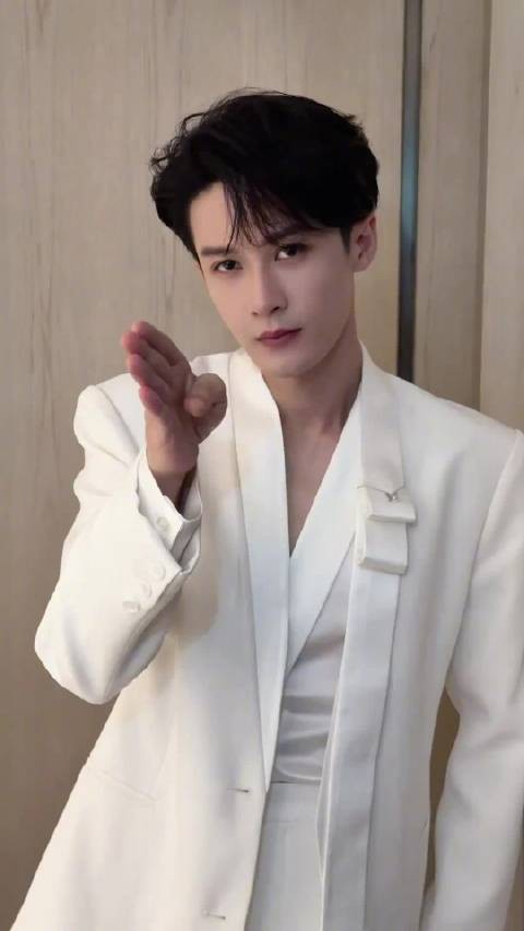 檀健次也是跳上印尼咳嗽手势舞了 最后几秒皱鼻子有点过于萌了吧