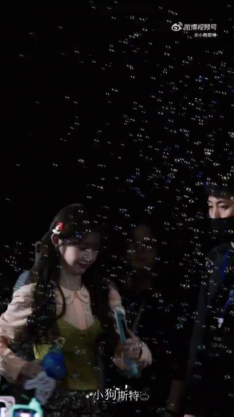 线下追剧活动互动太有爱，田曦薇靠在赖伟明肩头，氛围感瞬间拉满，越看越心动