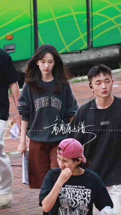 陈都灵《冬风吹又生》路透来了，穿搭秋日感满满，你期待这部剧吗？