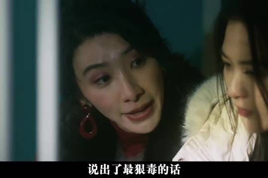 女孩不服从遭水刑与纹身威胁，被迫妥协