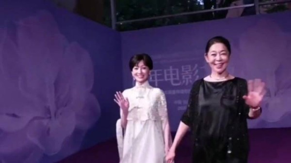 赵雅芝倪萍牵手优雅亮相