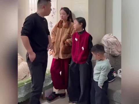 父亲向三个孩子借压岁钱,接下来,把网友的眼泪都笑出来了!