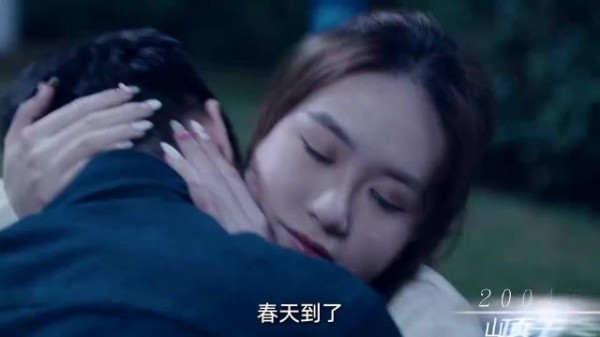 小情侣深夜到公园约会，结果男的被打死，女的被奸杀