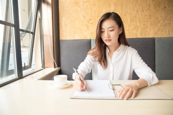 已婚女人想一个男人想到不行,基本不会明说,反而会抛这三个信号