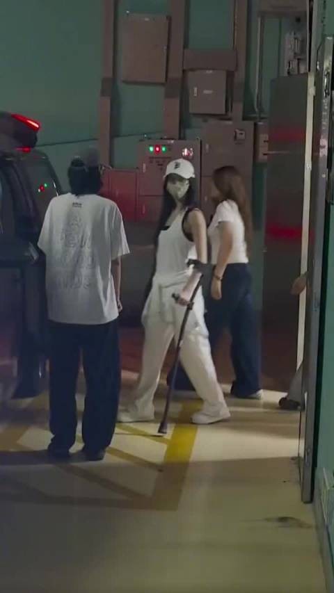 许佳琪彩排路透,亲切挥手与粉丝打招呼